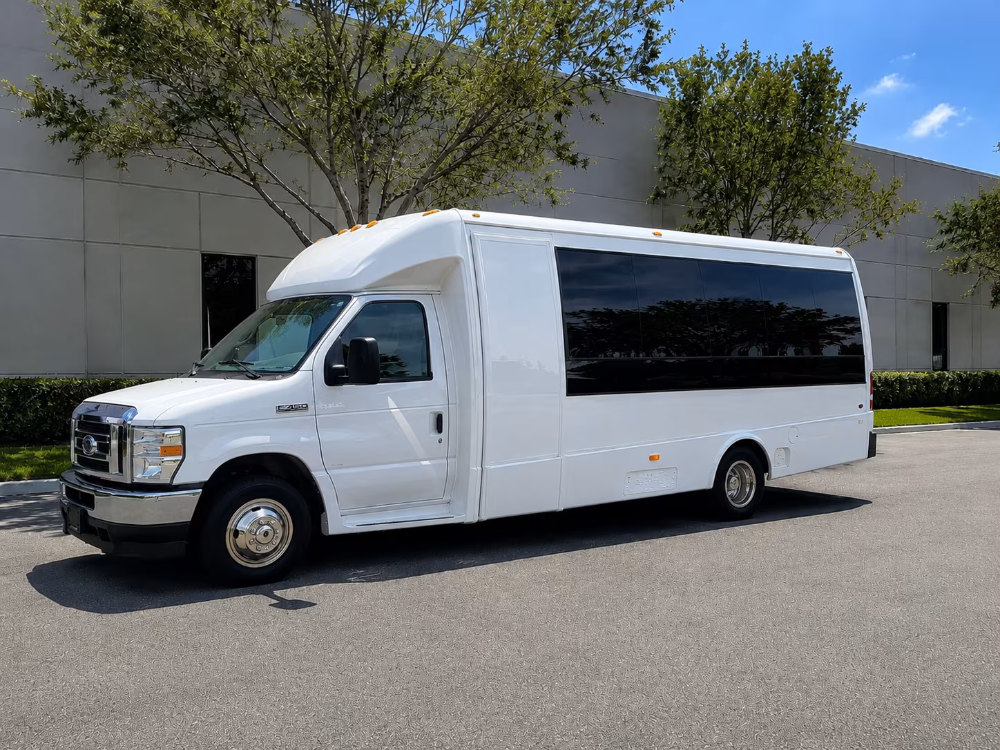 corporate airport transfer buses between thousand oaks and lax bur and sfo